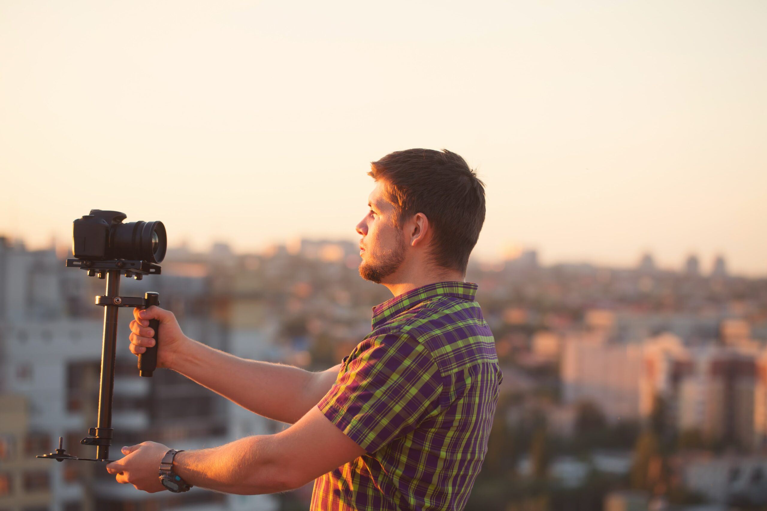 vlogger-sunset-min-2-scaled.jpg