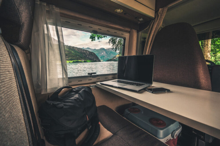 How To Make Money Online and Travel While Living In an RV