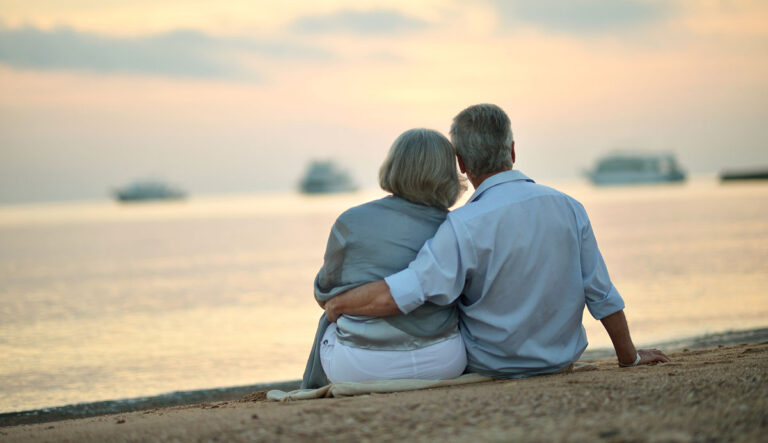 Couple-together-on-the-beach-768x443 (2).jpg